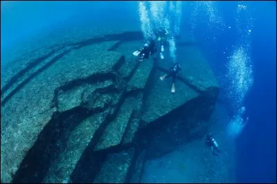 Ce monument très mystérieux a été découvert en 1985, comment le nomme-t-on aujourd'hui ?
