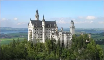 Qui a construit le château de Neuschwanstein le plus célèbre d'Allemagne ?