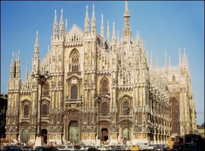 Où ce situe la cathédrale de la Nativité-de-la-Sainte Vierge ?