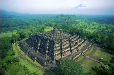 Où se situe le Borobudur ?