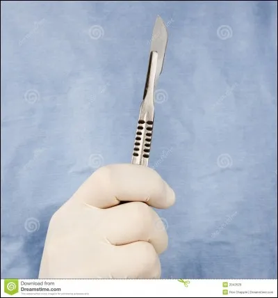 Comment se nomme l'outil permettant de couper la peau pour aller dans le corps des patients ?