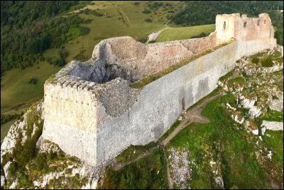 Dans quel département irez-vous voir le célèbre château de Montségur,au pied duquel le 16 mars 1244 furent brûlés 220 cathares ?