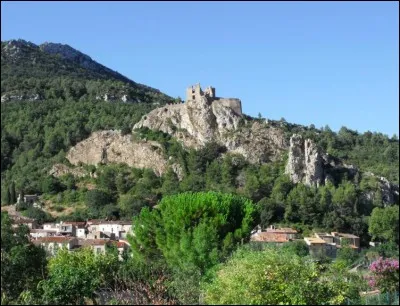 Quelle est cette commune du département de l'Aude où vous verrez un chemin cathare et les ruines émouvantes d'un ancien château ?
