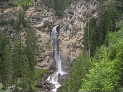 Quelle est cette magnifique cascade que vous aurez la chance de contempler lors d'un passage à Pralognan-la-Vanoise dans le département de la Savoie ?