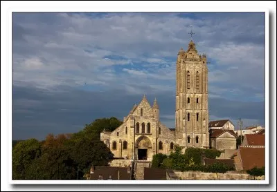 Quelle est cette commune de l'Oise où dans l'église vous pourrez admirer de superbes panneaux peints flamands ?
