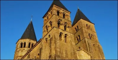 Dans quel département vous faudra-t-il aller pour découvrir la superbe ville de Paray-le-Monial ?