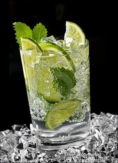 Quel cocktail servirez-vous après avoir mélangé rhum blanc, sucre de canne, eau gazeuse, citron et menthe fraîche ?