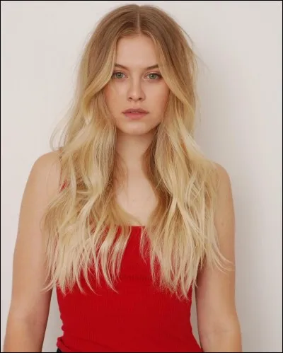 Qui joue le rôle de Polly Cooper ?