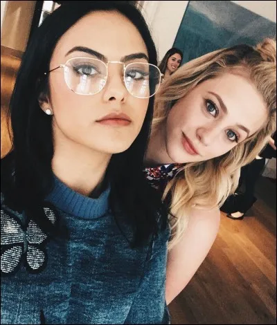 Qui joue le rôle de Veronica Lodge ?