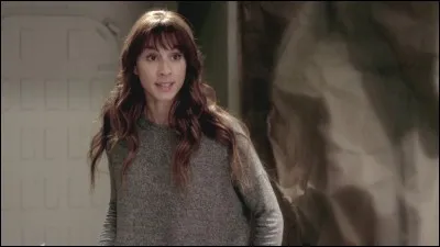 Avec quelle arme, Alex les menace-t-elle ?