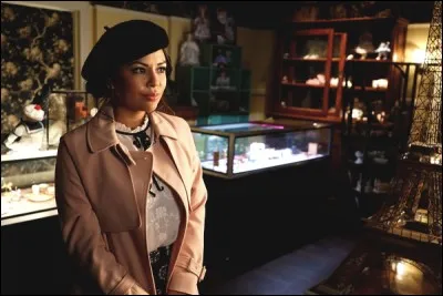 Où est Mona à la fin et que fait-elle ?