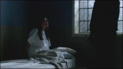 Qui rend visite à Mona au début de l'épisode ?