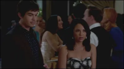 En quoi est déguisée Mona durant l'épisode ?