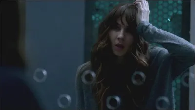 Que découvre Spencer après avoir été frappé par Mona ?