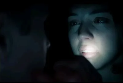 Le gang des personnes masquées arrive à rentrer dans la maison. Le père réussit à tuer au fusil à pompe quelques personnes mais finit par se faire tirer dessus et meurt. Finalement qui tue le reste du gang ?