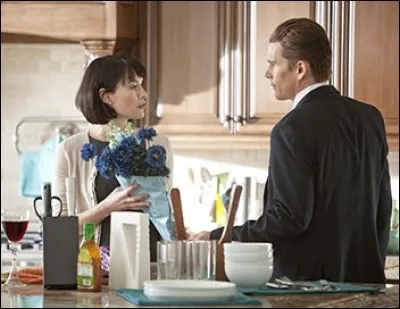 Que fait Charlie, le fils de l'entrepreneur quand il voit un homme ensanglanté dehors ?