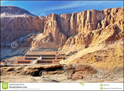 Je fus un pharaon égyptien qui régna 9 ans. Je meurs à l'âge de 18 ans. Je suis surtout connu pour la "malédiction" que j'ai envoyée sur ceux qui m'ont découvert. Qui suis-je ?