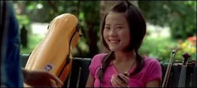 De quel instrument de musique joue cette jeune fille ?