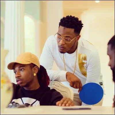 Qui chanté ces paroles : "Elle m'a pas followback quand je l'ai follow 
Elle fait la go qui connaît pas Charo 
Elle m'a vu à la télé 
Elle a dansé ma chloré. ?