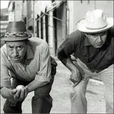 Sur l'image, vous pouvez voir Coluche jouant à la pétanque.