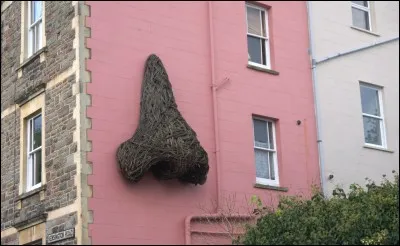 Qu'ont parfois les murs (ne jamais se fier aux apparences) ?