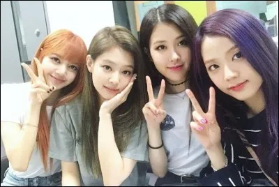 La plus petite du groupe (en âge) est :