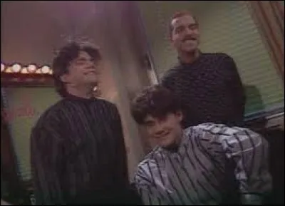 Dans le sketch des Inconnus "Isabelle a les yeux bleus", avec quelle chanson le groupe se réinvente-t-il complètement ?