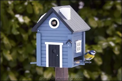 Quelle chanson commence par ce couplet : "C'est une maison bleue adossée à la colline. On y vient à pied, on ne frappe pas. Ceux qui vivent là, ont jeté la clé" ?