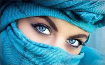 À quel chanteur britannique doit-on le slow "Blue Eyes" sorti en 1982 ?