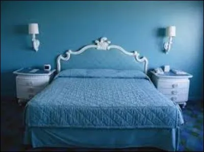 En 1986, qui s'est fait connaître avec le titre "Blue Hotel" ?