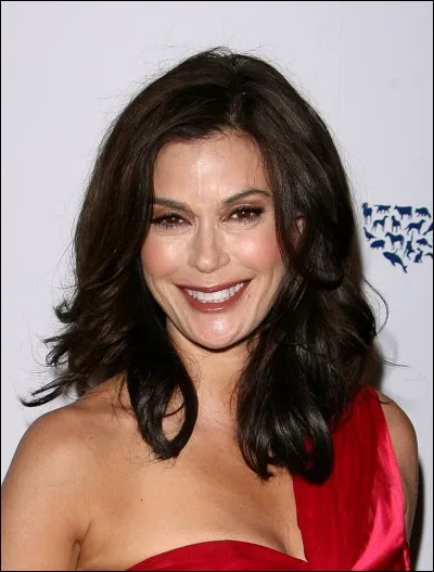 Par qui le rôle de Rhéa, reine de Daxam, est-il interprété ?