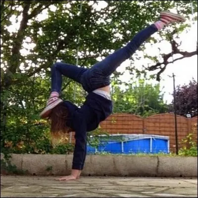 À part le chant, quelle activités pratique-t-elle ?