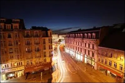 Cette ville a connu une histoire mouvementée du Moyen Âge à la Révolution française. Quelle est-elle ?