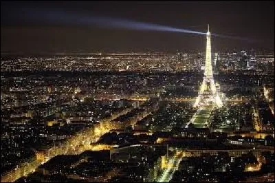C'est la capitale française. On peut reconnaître la tour Eiffel sur la photo.
