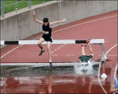 Au steeple, course de demi fond, il y a de nombreux obstacles dont...