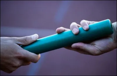 Quel objet se transmettent les coureurs lors d'une course de relais ?