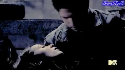 Quel personnage meurt à la saison 3 ?