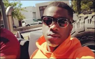 Y a-t-il une bande quand il chante ?