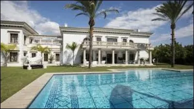 Dans quel pays se situe la superbe villa où séjournent les 20 candidats ?