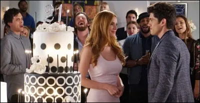 Qui aide Jake à vendre son script ?