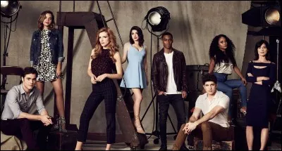 Paige est prise pour le rôle principal, celui d'August.
Vrai ou faux ?