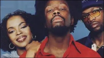 ♪ "Singing my life with his words
Killing me softly with his song" ♪
Wyclef Jean du groupe de hip-hop Fugees représente...