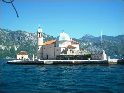 L'Église Notre-Dame-du-Rocher est tout-à-fait singulière car construite sur une île artificielle de la mer Adriatique, au beau milieu des bouches de Kotor. Où sommes-nous ?