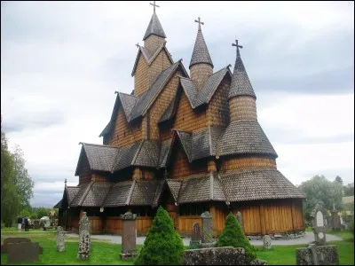 Les églises en bois debout sont typiques de l'architecture religieuse de ce pays, polythéiste jusqu'au onzième siècle avant d'être christianisé. Voici celle de Heddal. Quel est ce pays ?