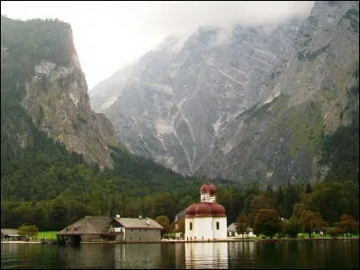 Cette charmante église se situe au milieu d'un paysage grandiose sur une presqu'île s'avançant dans le lac Königssee. Dans quel pays se situe-t-elle ?