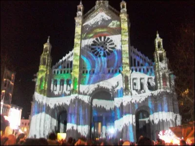 Chaque Noël, un spectacle son et lumière embrase la façade de l'église Sainte-Catherine à Bruxelles. En 2016, on a pu la voir recouverte de fleurs de cerisiers ou ensevelie sous un tsunami. Quel pays était mis à l'honneur à travers ce spectacle ?