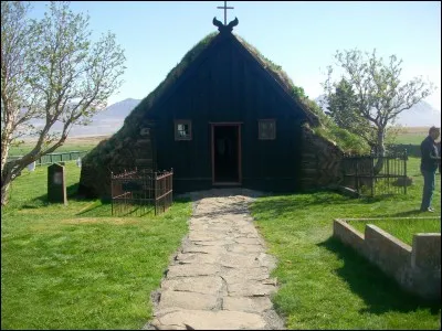 Voici la petite église traditionnelle de Víðimyri. Quel est ce pays où le luthéranisme est la religion d'État, ce qui n'empêche pas la majorité de la population de croire en l'existence des elfes ?