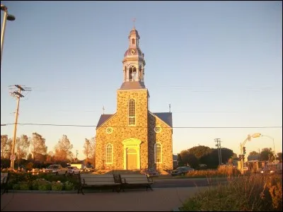 Le coucher du soleil illumine l'église de Bonaventure, village situé non loin de l'île du même nom, sur la côte sud de la péninsule gaspésienne. Quel est ce pays ?
