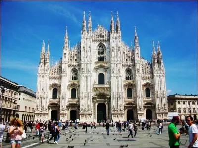 Cette cathédrale est tellement célèbre que tout autre indice que la photo serait superflu. Dans quel pays sommes-nous ?