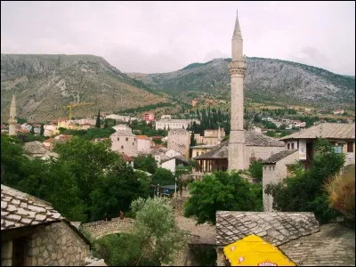 Ce minaret ne trompe pas. Nous sommes dans un pays à population majoritairement musulmane suite aux invasions ottomanes. Quel est-il ?